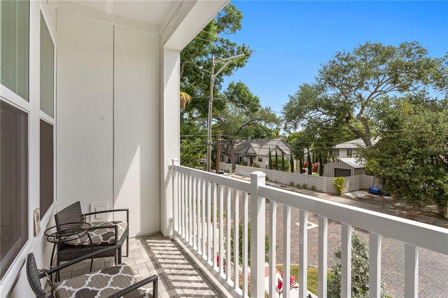 Exterior details and patio area of a home in , St. Petersburg (Image 23).