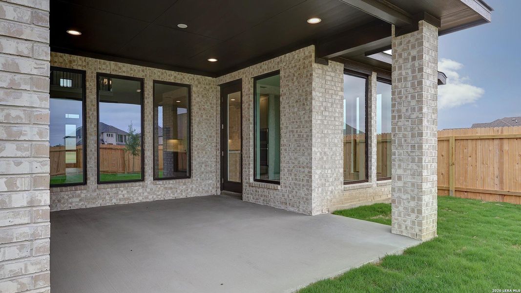 Exterior details and patio area of a home in Haby Hill, San Antonio (Image 23).