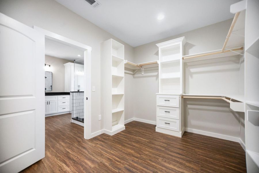 Spacious, unfurnished interior of a new home in , Huntington (Image 29).