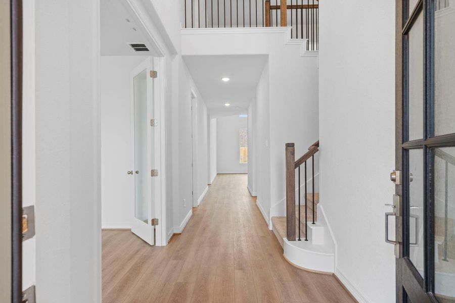 Spacious, unfurnished interior of a new home in Westland Ranch, League City (Image 9).
