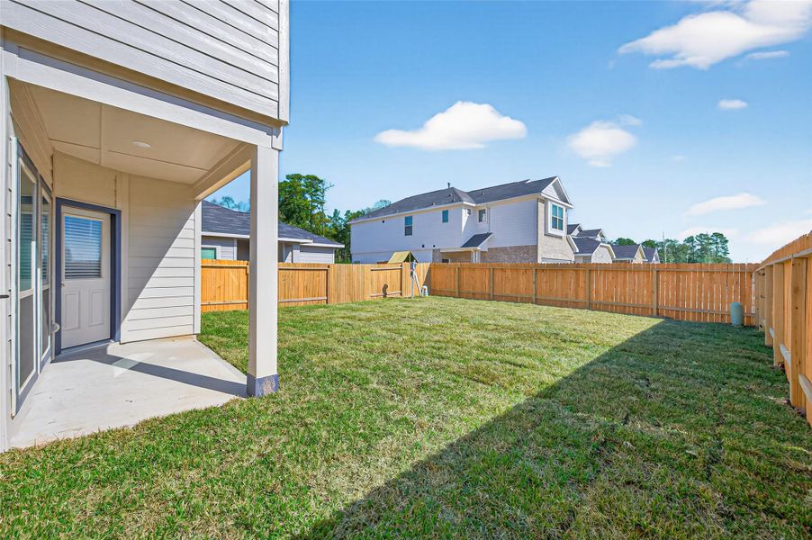 Exterior details and patio area of a home in Woodland Lakes, Houston (Image 23).