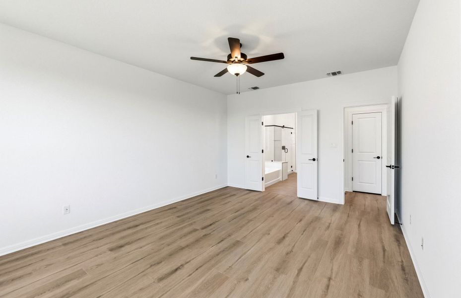 Spacious, unfurnished interior of a new home in Crescent Bluff, Georgetown (Image 37).