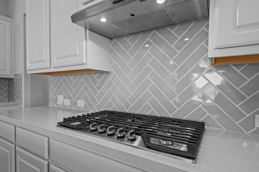 Close-up of interior finishes inside a home in Valencia 70', Manvel (Image 17).