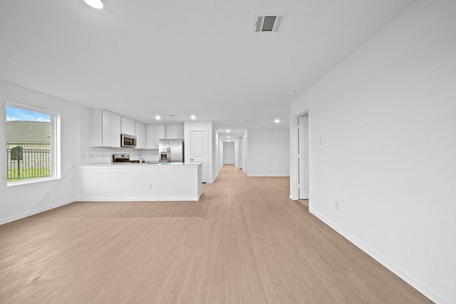 Spacious, unfurnished interior of a new home in Sunterra, Katy (Image 9). Spacious, unfurnished interior of a new home in Sunterra, Katy (Image 9).