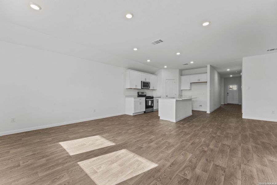 Spacious, unfurnished interior of a new home in Paramount, Kyle (Image 10).