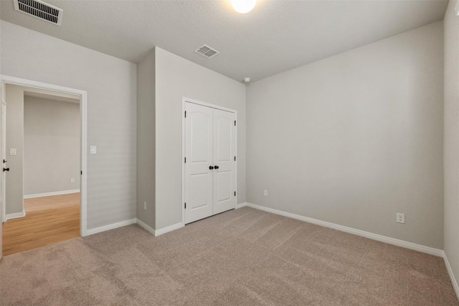 Spacious, unfurnished interior of a new home in Willow Springs, Buda (Image 7).