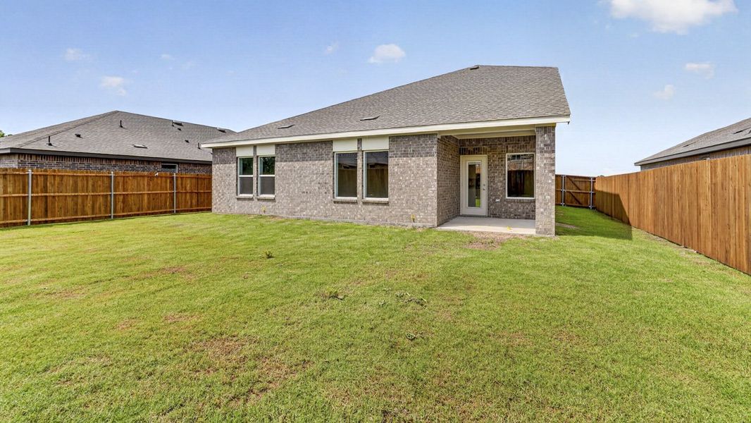 Exterior details and patio area of a home in Forestbrook Estates, Paris (Image 3).
