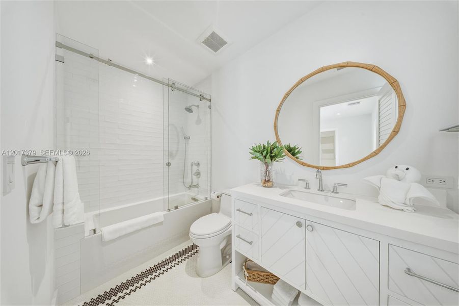 Furnished interior view inside a new home in , Islamorada, Village of Islands (Image 68).