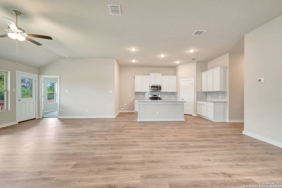 Spacious, unfurnished interior of a new home in Winding Brook, San Antonio (Image 33).