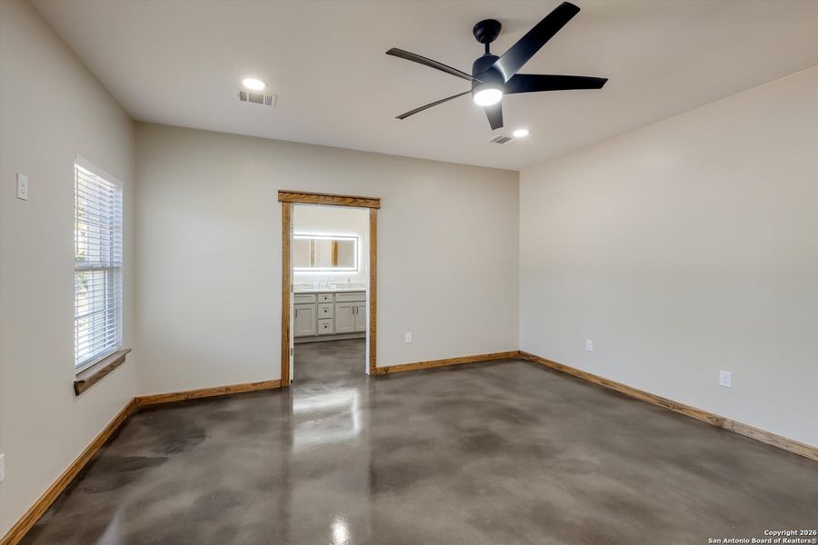 Spacious, unfurnished interior of a new home in , Bandera (Image 18).