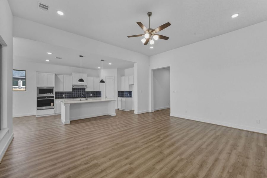 Spacious, unfurnished interior of a new home in Attwater, Waller (Image 10).