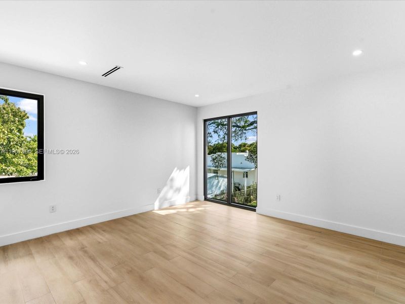 Spacious, unfurnished interior of a new home in , Miami (Image 46).