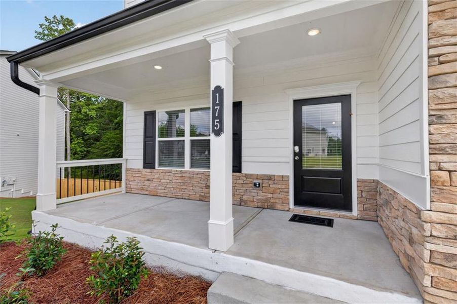 Exterior details and patio area of a home in Jones Ridge, Dallas (Image 3).