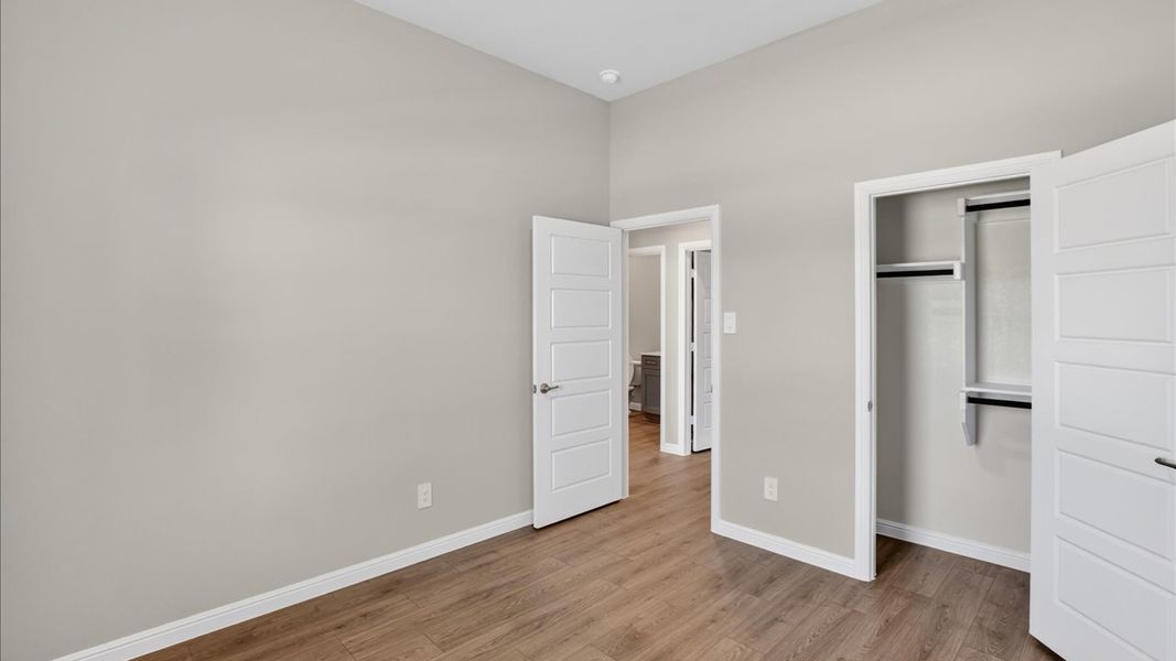 Spacious, unfurnished interior of a new home in Lakeview Pointe, Grand Prairie (Image 25).