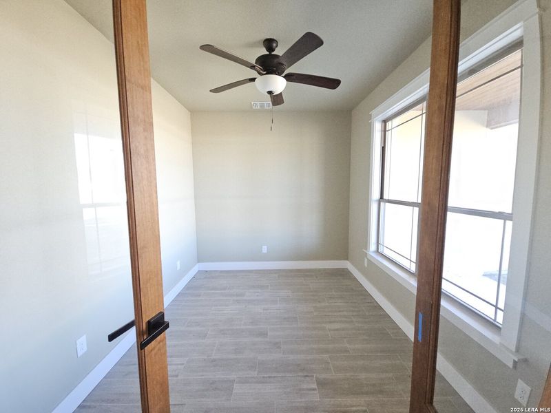 Spacious, unfurnished interior of a new home in , Bandera (Image 15).