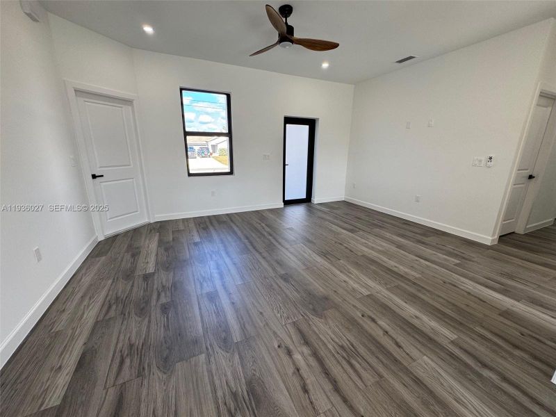 Spacious, unfurnished interior of a new home in , Cape Coral (Image 17).