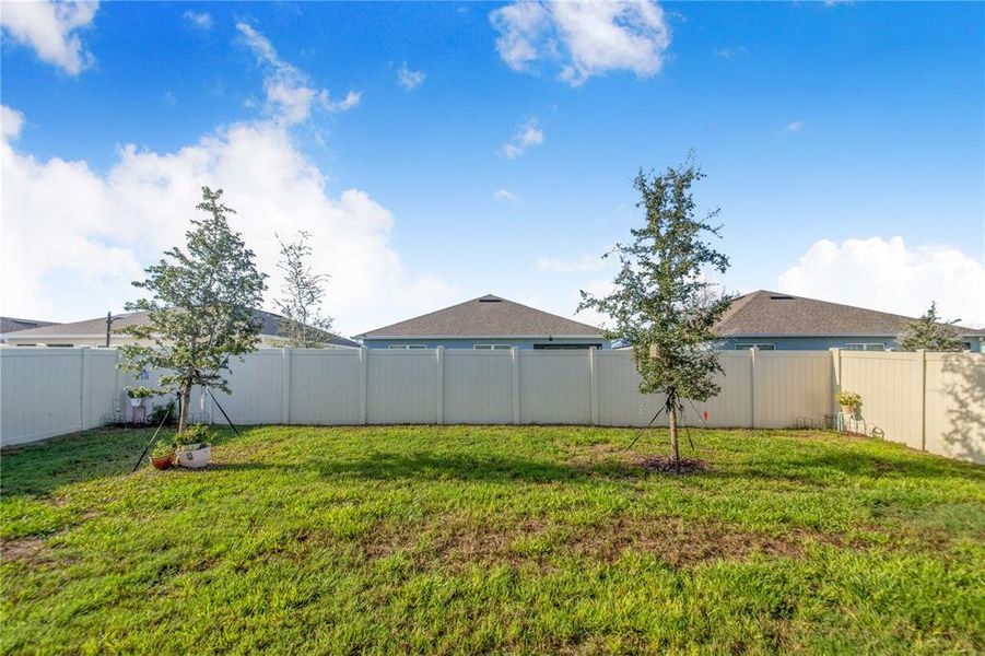Exterior details and patio area of a home in Bradbury Creek, Haines City (Image 24).