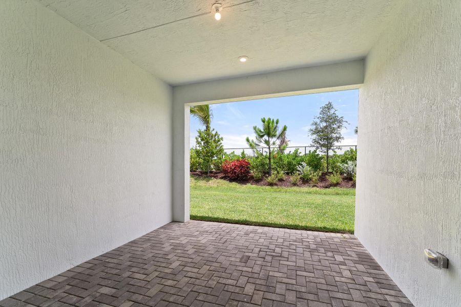 Spacious, unfurnished interior of a new home in Avila, Jensen Beach (Image 11).