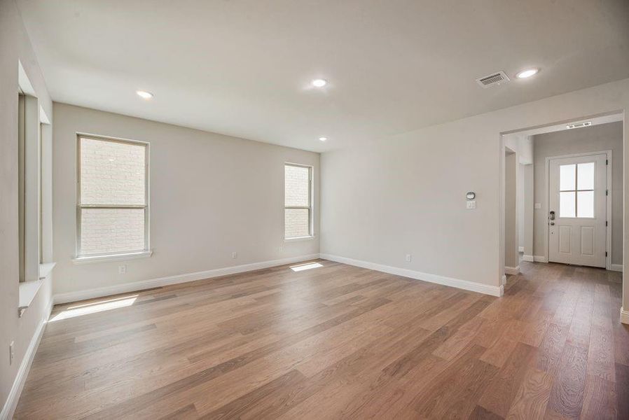 Spacious, unfurnished interior of a new home in Bayside, Rowlett (Image 14).