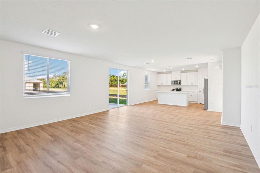 Spacious, unfurnished interior of a new home in Hilltop Vistas, Dade City (Image 32).