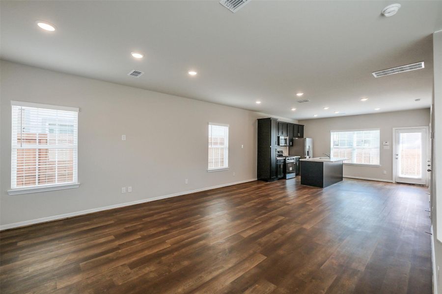 Spacious, unfurnished interior of a new home in , Houston (Image 19).