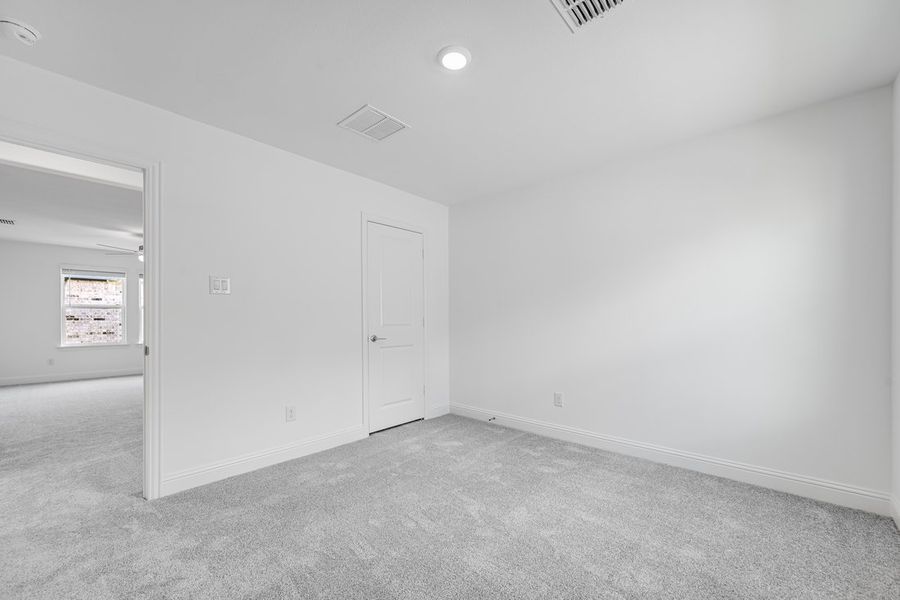 Spacious, unfurnished interior of a new home in Madero 50s, Fort Worth (Image 17).