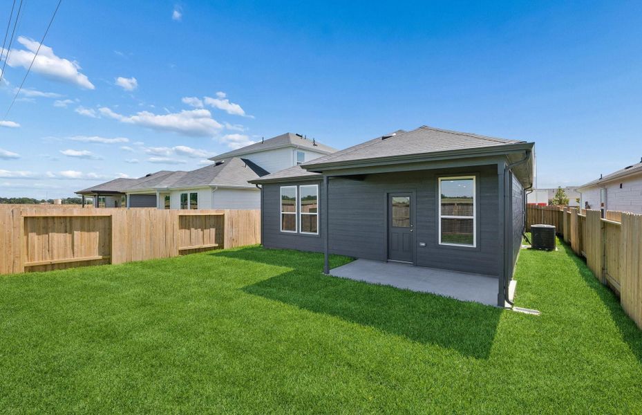 Exterior details and patio area of a home in Stokesbury, Waller (Image 4).