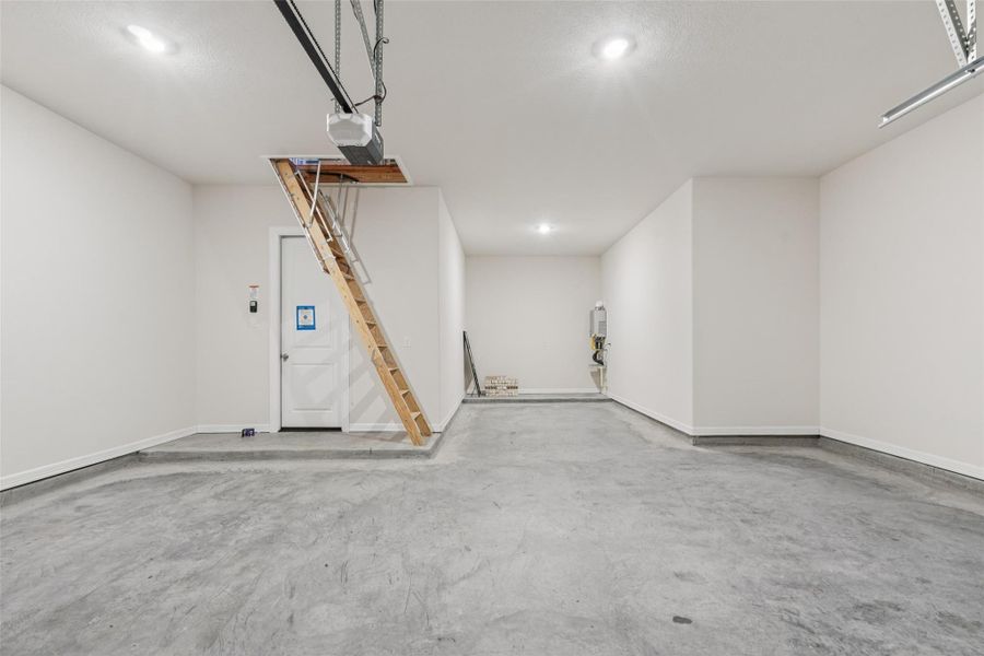 Spacious, unfurnished interior of a new home in Sienna 65', Missouri City (Image 31).