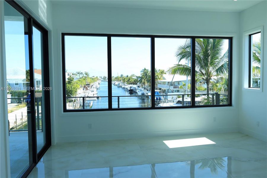 Spacious, unfurnished interior of a new home in , Key Largo (Image 9).
