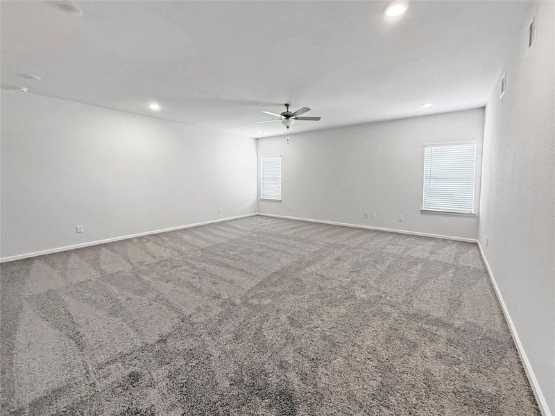 Spacious, unfurnished interior of a new home in Sierra Vista, Iowa Colony (Image 12).