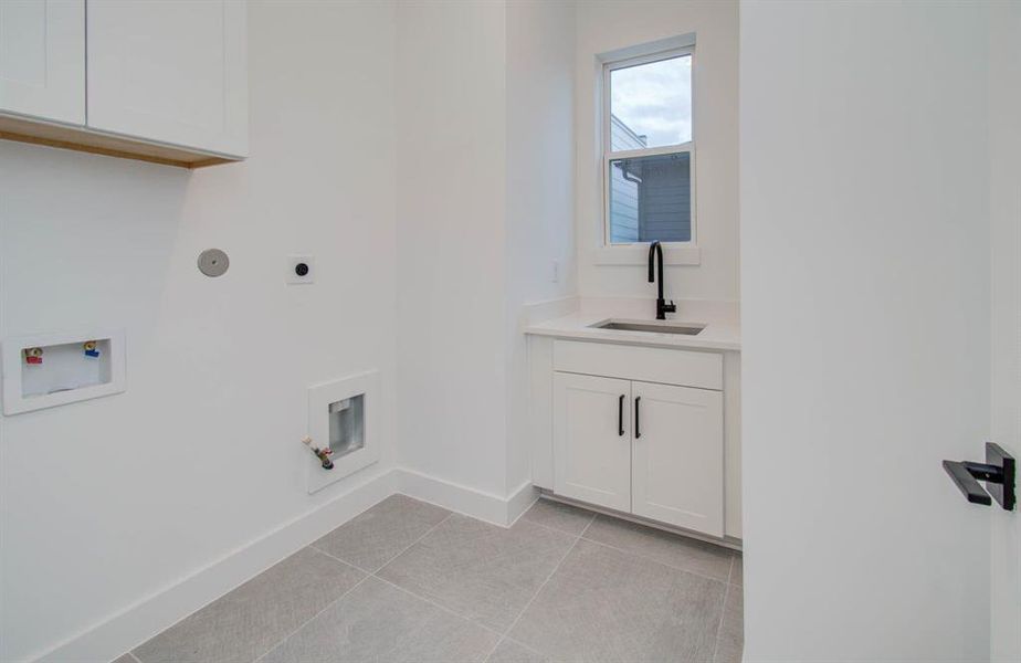 walk-in laundry room with wash sink