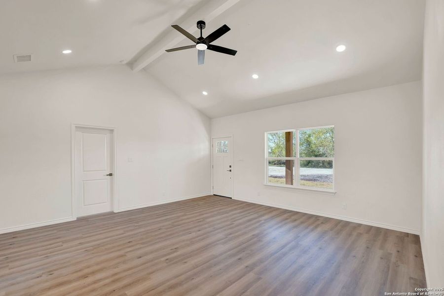 Spacious, unfurnished interior of a new home in , Hondo (Image 15).