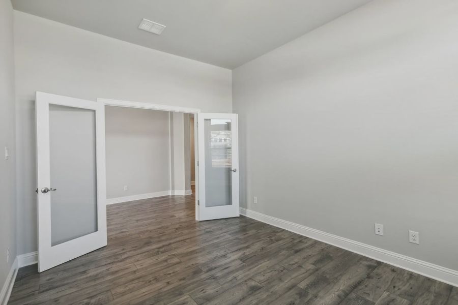Spacious, unfurnished interior of a new home in Oaks of North Grove, Waxahachie (Image 10).