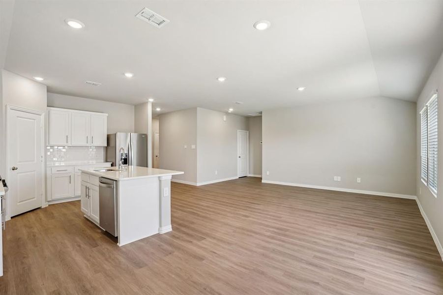Spacious, unfurnished interior of a new home in Stonehaven, Seagoville (Image 31). Spacious, unfurnished interior of a new home in Stonehaven, Seagoville (Image 31).