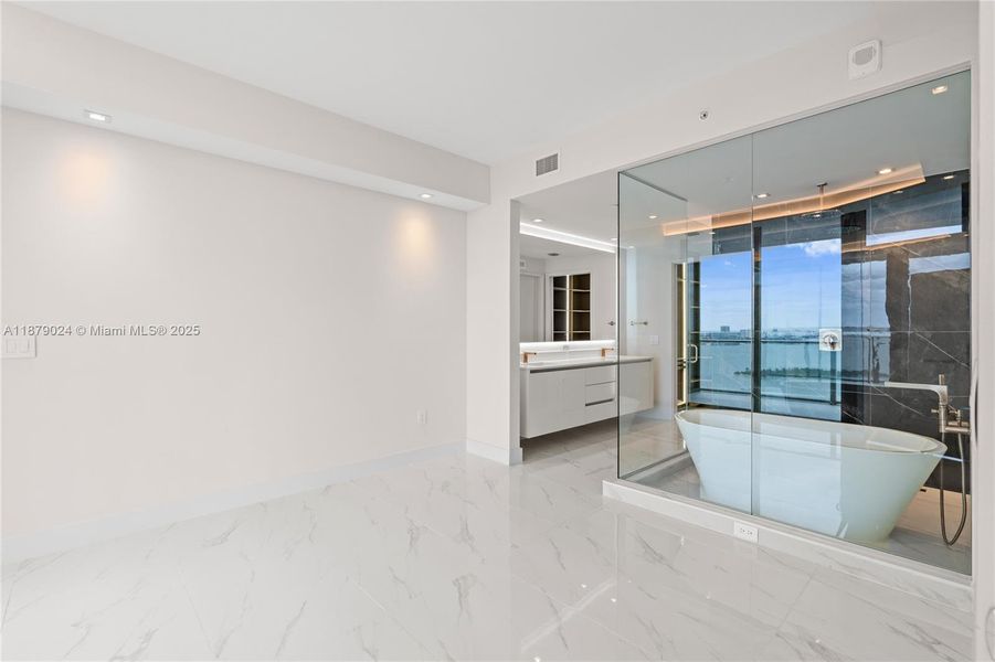 Spacious, unfurnished interior of a new home in Aria Reserve, Miami (Image 24).