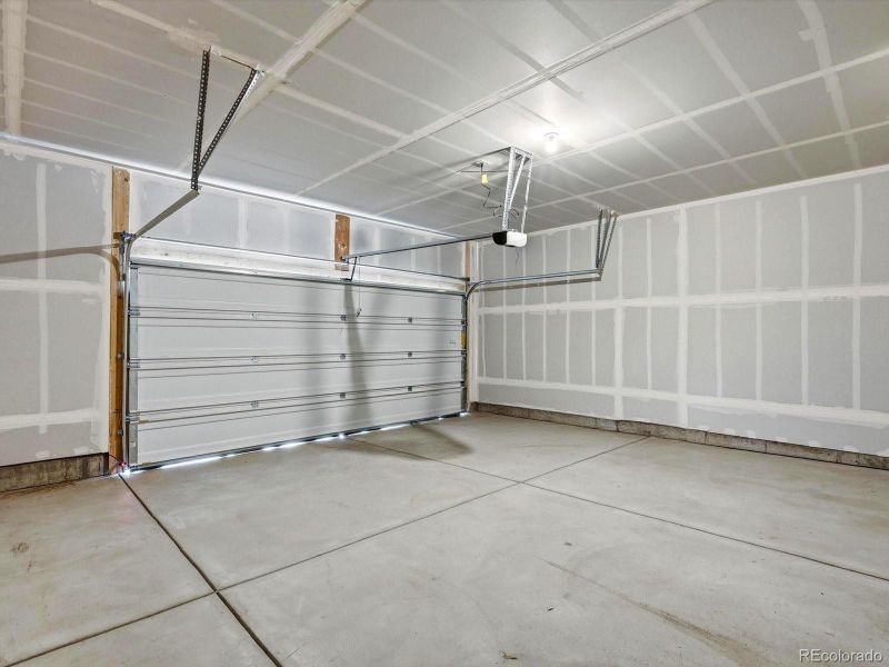 Spacious, unfurnished interior of a new home in , Aurora (Image 24).