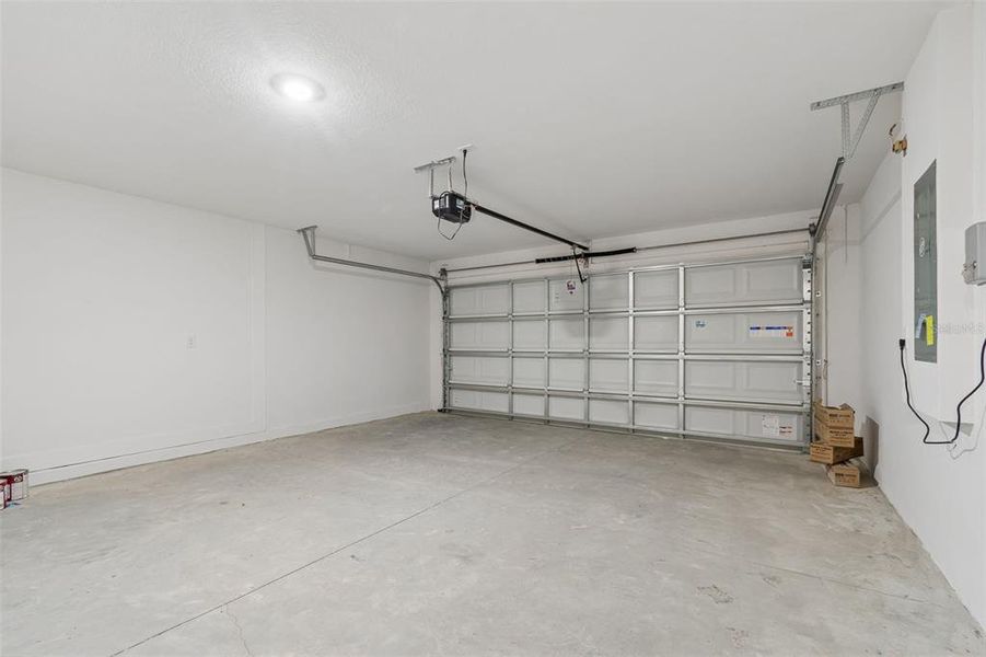 Spacious, unfurnished interior of a new home in Abbey Glen, Dade City (Image 64).