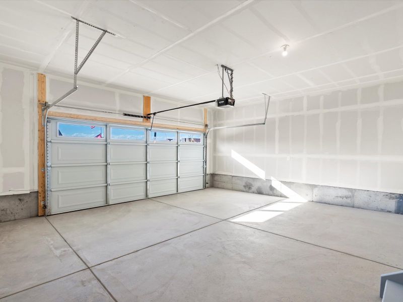 Spacious, unfurnished interior of a new home in Skyview at High Point, Aurora (Image 12).