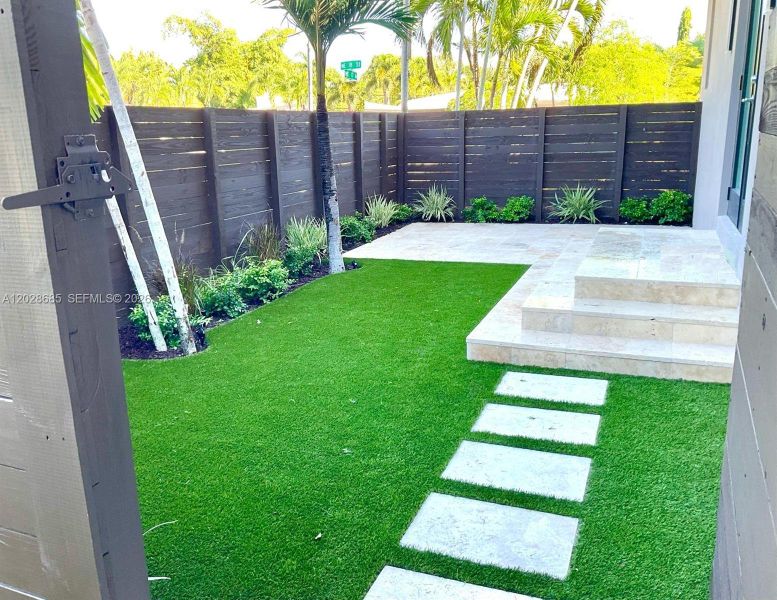 Exterior details and patio area of a home in , Fort Lauderdale (Image 27).