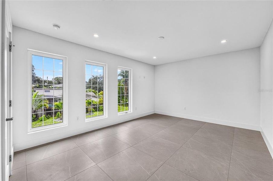 Spacious, unfurnished interior of a new home in , Sarasota (Image 52).