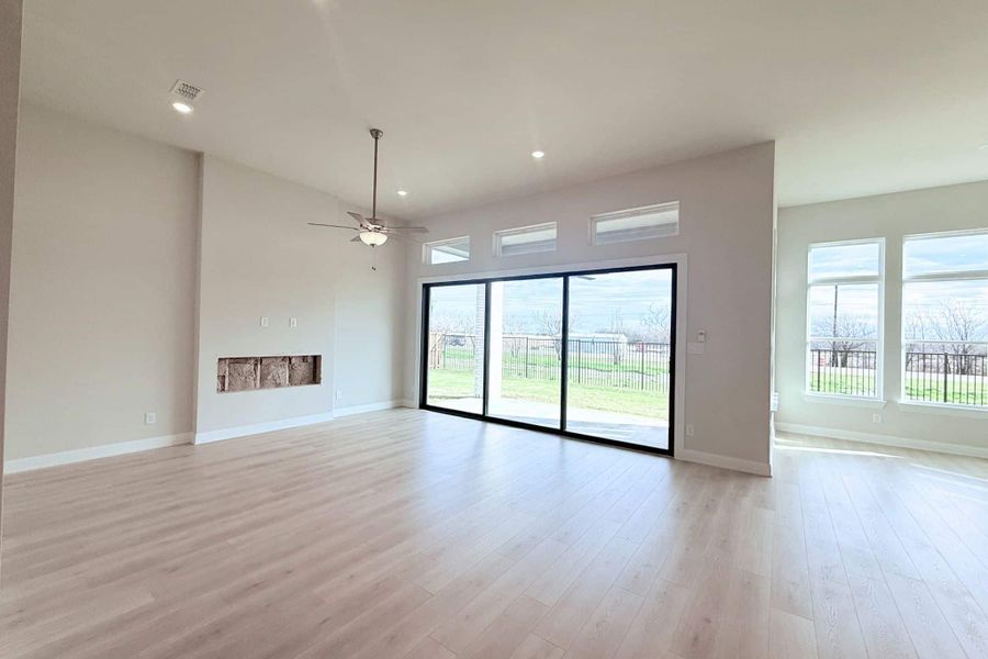 Spacious, unfurnished interior of a new home in Polo Ridge, Mesquite (Image 9).
