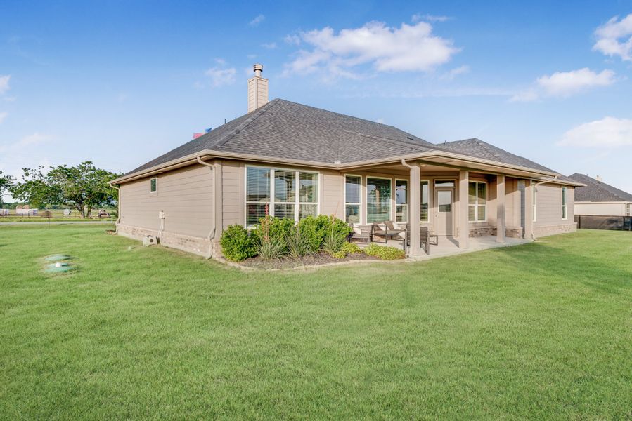 Exterior details and patio area of a home in Oak Valley, Terrell (Image 29).