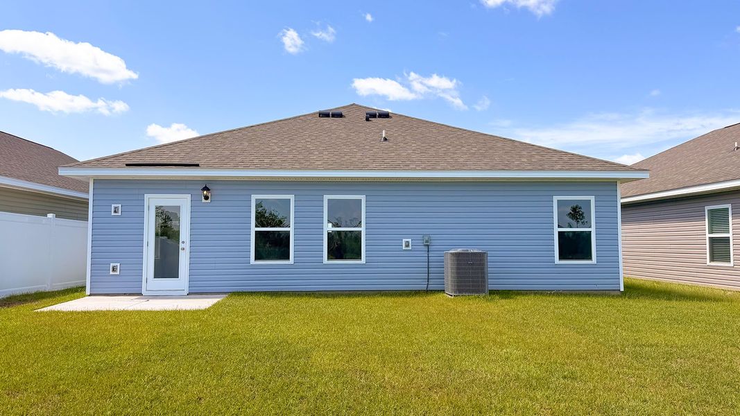 Exterior details and patio area of a home in Liberty, Panama City (Image 4).