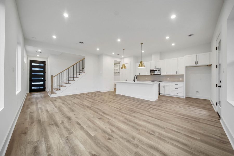 Spacious, unfurnished interior of a new home in , Houston (Image 32).