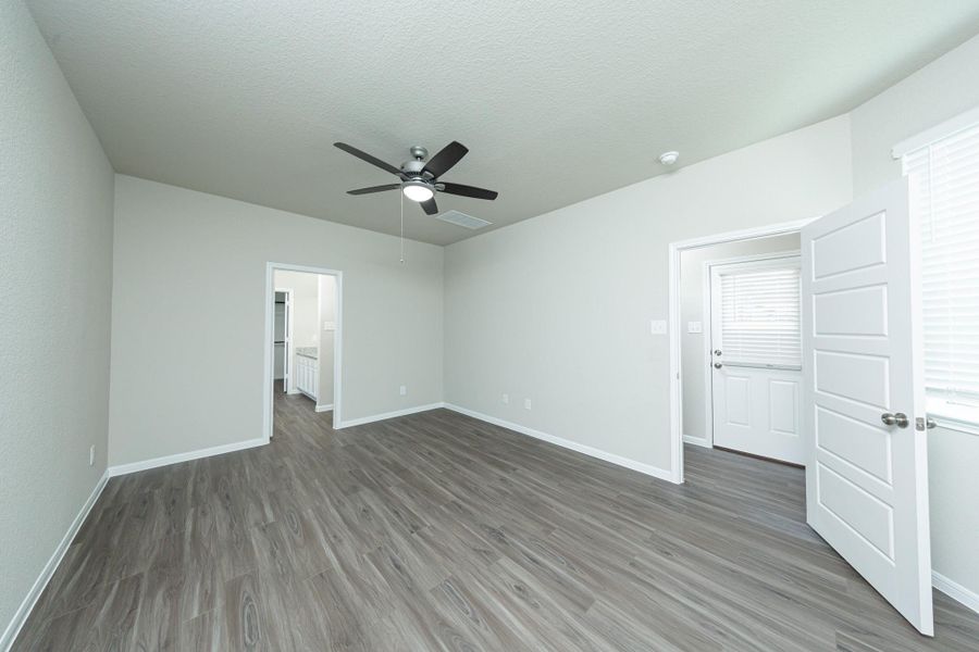 Spacious, unfurnished interior of a new home in Mackenzie Creek, Conroe (Image 17).