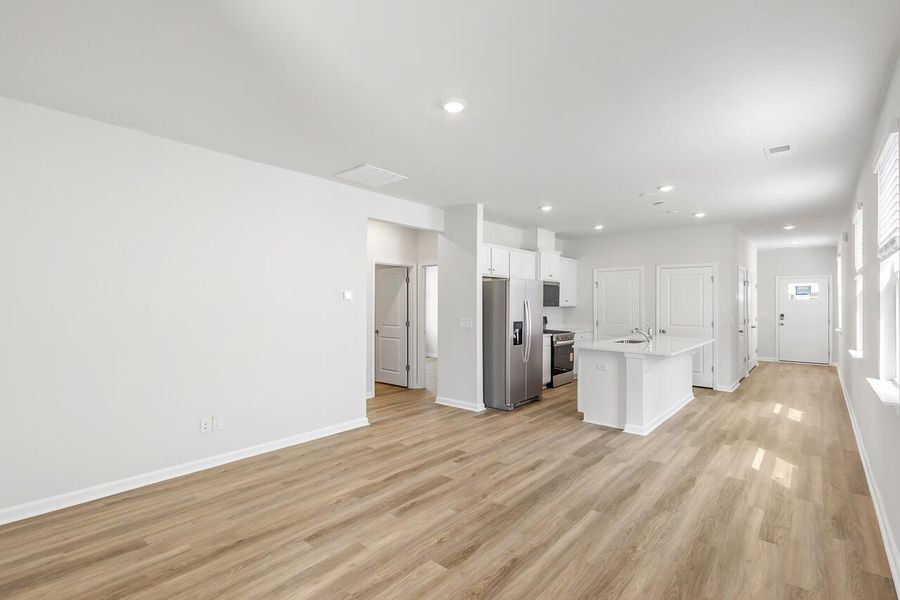 Spacious, unfurnished interior of a new home in Carolina Groves, Moncks Corner (Image 11).