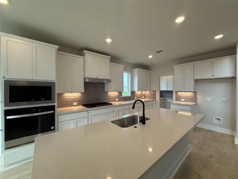 Light & Bright Open Concept Kitchen with large center island Light & Bright Open Concept Kitchen with large center island