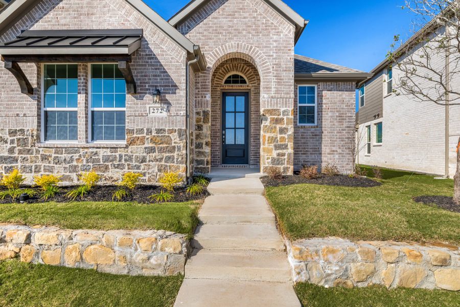 Exterior details and patio area of a home in Edgewater, Fate (Image 3).