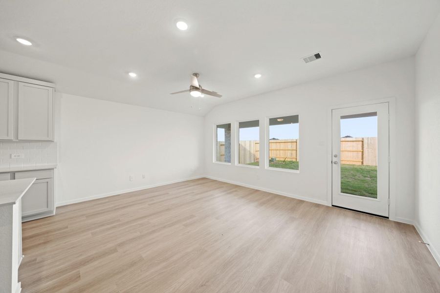 Spacious, unfurnished interior of a new home in Sunterra Lakes, Brookshire (Image 17).