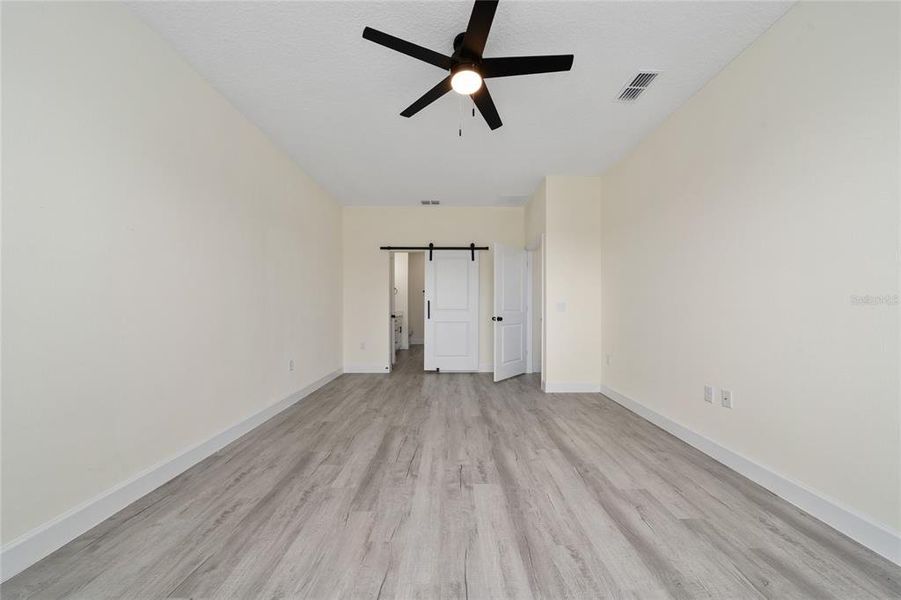Spacious, unfurnished interior of a new home in , Ocala (Image 9).